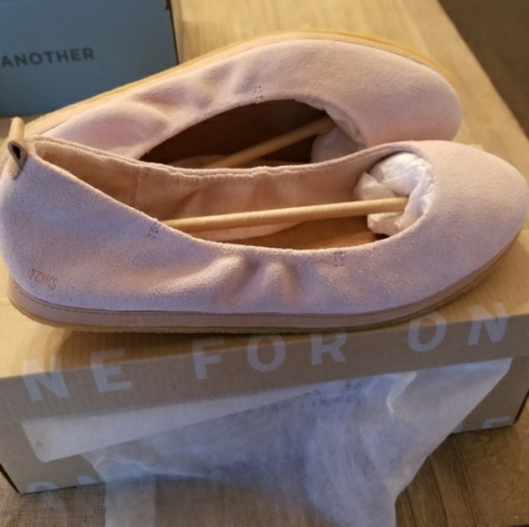 TOMS comfortable ballet inspired flats - Picture 1 of 3
